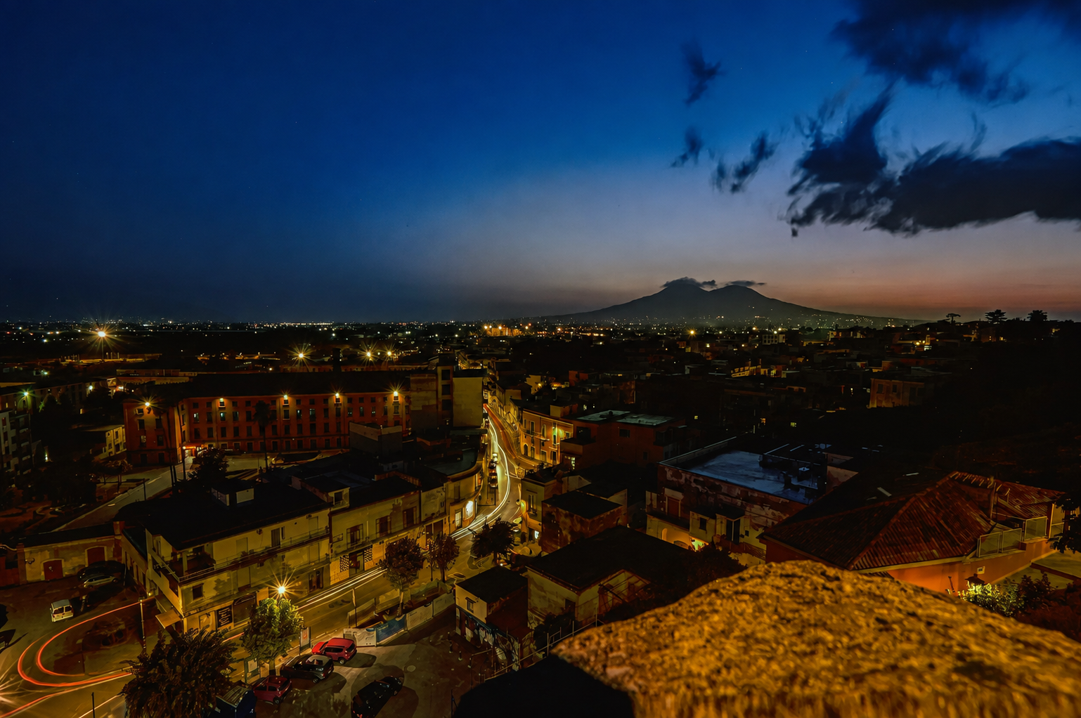 Veduta notturna di Sarno con il Vesuvio sullo sfondo